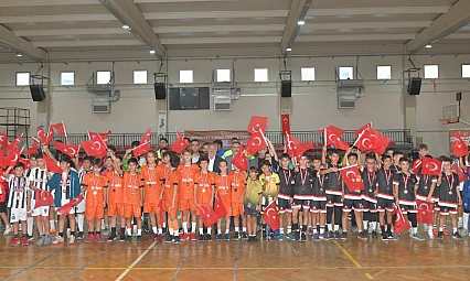 Çiğli'de Cumhuriyet coşkusu futsal sahasında zirveye taşındı