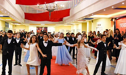 Cumhuriyet'in çınarları özel Piri Reis okullarının Ggeleneksel Cumhuriyet balosunda buluştu