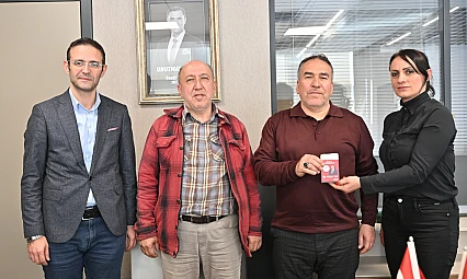 Manisa'da kaybolan Alzheimer hastasına 'Ben Buradayım' takip bilekliği teslim edildi