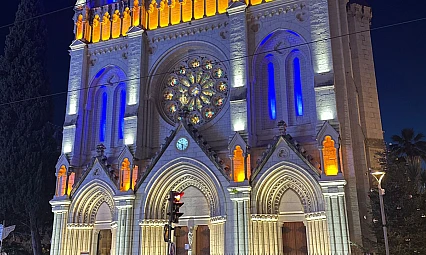 Mavi ve altın ışıklar altında Nİce'nin  simgesi: Sainte-Reparate Katedrali