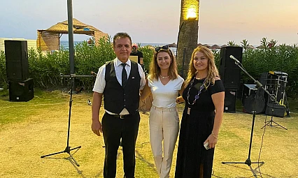 Menderes'in sanatçı muhtarı Bahar Bilecen her Cuma sahne alıyor