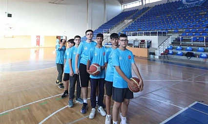Ülkü Ocakları Ödemiş İlçe Başkanlığı ile Tire İlçe Başkanlığı basketbol maçında karşılaştı
