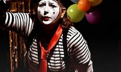 Ürkmez Kadın Tiyatrosu'ndan miniklere kahkaha dolu oyun: 'Gülmeyi Unutan Pando'