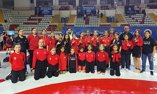 Tireli Minik Güreşçilerden Türkiye Derecesi! Kadın Takımı Şampiyonada İkinci Oldu