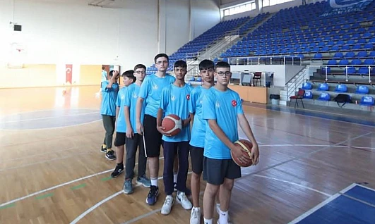 Ülkü Ocakları Ödemiş İlçe Başkanlığı ile Tire İlçe Başkanlığı basketbol maçında karşılaştı
