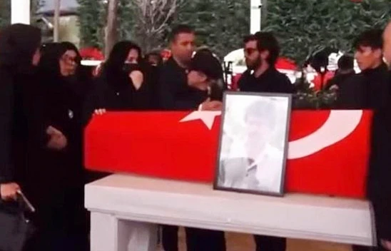 Ferdi Tayfur'un Cenaze Töreninde Kızı İle Yeğeni Birbirine Girdi