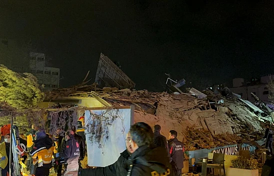 Son dakika! 3 katlı bina çöktü