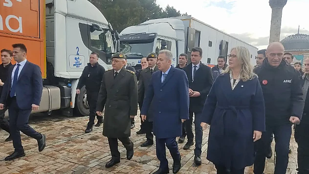 6 Şubat depremlerinin yıl dönümünde İzmir'de anma: AFAD ekiplerine arma takdim edildi