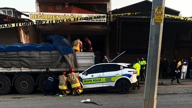 Alaşehir'de polis aracı tıra çarptı: Bir polis şehit oldu, bir polis ağır yaralı