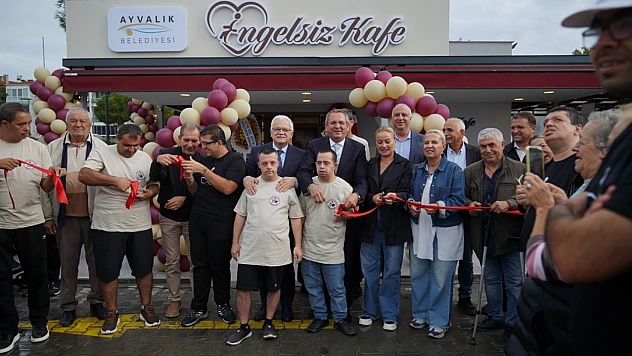 Ayvalık'ta bir ilk: Engelsiz kafe hizmete açıldı