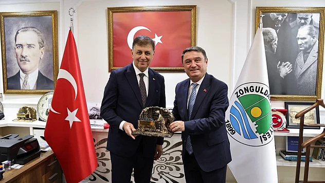 Başkan Cemil Tugay: 'Sağlık alanında yerel yönetimlere daha fazla yetki verilmeli'