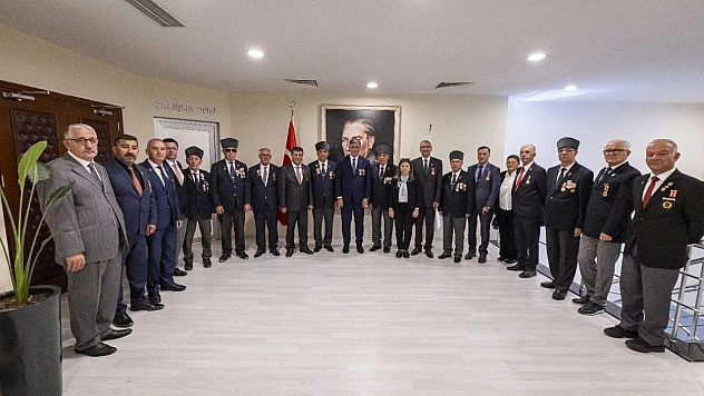 Başkan Tugay Gazileri ağırladı: 'Sizi ailem gibi görüyorum'
