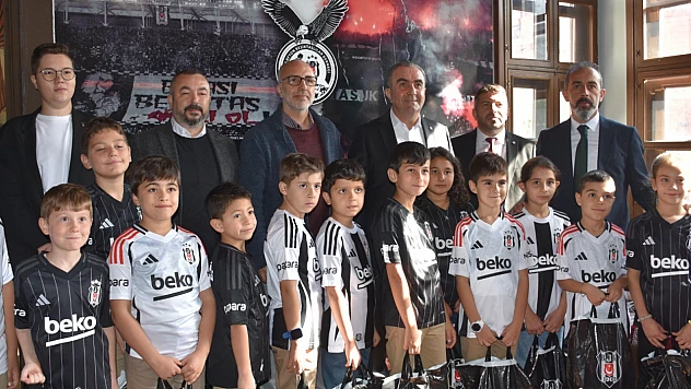 Beşiktaş'tan Anadolu'ya sevgi ve dayanışma: 'Bu Forma Benden Sana Kardeşim' kampanyası Afyonkarahisar'da gerçekleşti