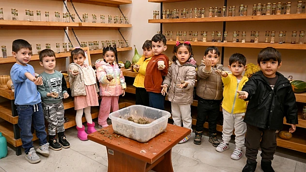 Bornova'da minik eller toprağa dokundu: Çocuklar yerel tohumlarla buluştu