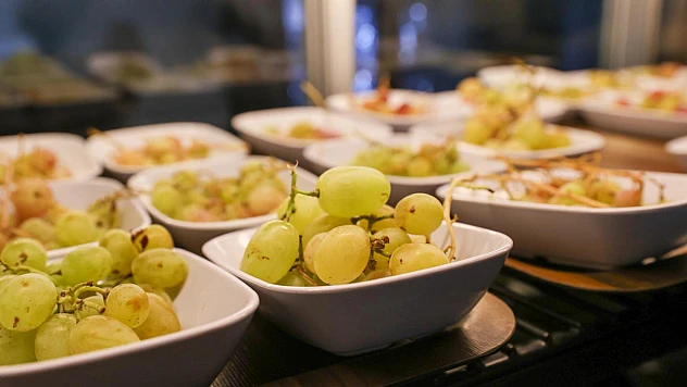 Buca'da üzüm bağından kent lokantalarına tatlı bir dayanışma örneği