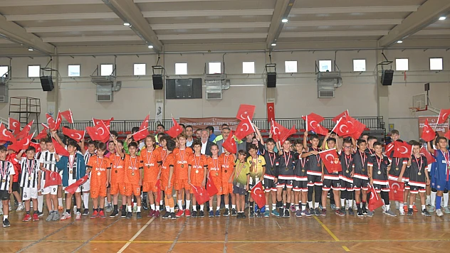 Çiğli'de Cumhuriyet coşkusu futsal sahasında zirveye taşındı