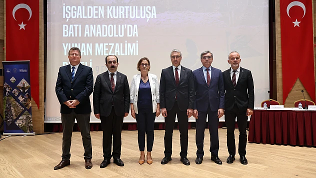 DEÜ'den anlamlı panel: 'Batı Anadolu'da Yunan Mezalimi' belgelerle anlatıldı