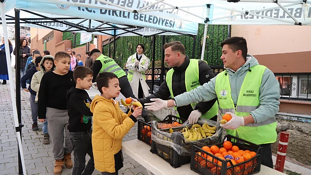 Dikili Belediyesi'nden öğrencilere taze meyve desteği