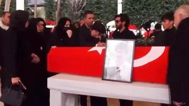 Ferdi Tayfur'un Cenaze Töreninde Kızı İle Yeğeni Birbirine Girdi