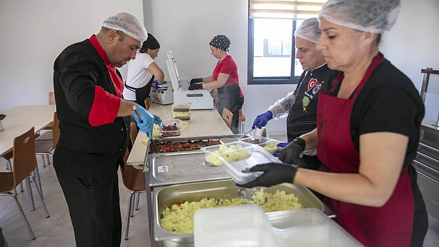 İhtiyaç sahiplerine günlük sıcak yemek hizmeti devam ediyor