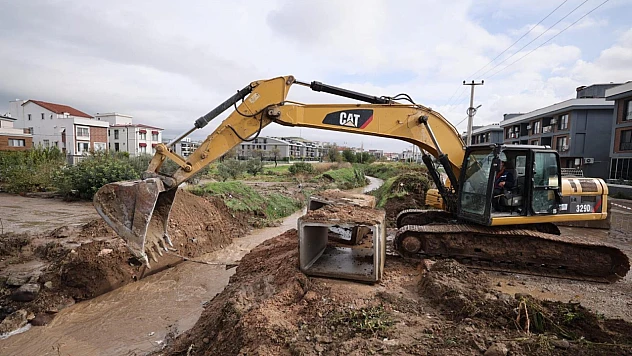 İzmir Büyükşehir Belediyesi ekipleri Bergama'da aşırı yağışlarla mücadele ediyor