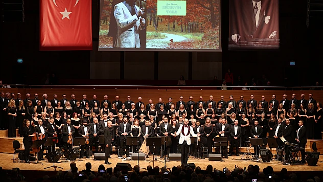 İzmir Büyükşehir Belediyesi korosu 'Sonbahar Şarkıları'yla İzmir'lilerin yüreğine dokundu