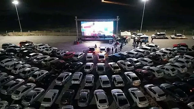 İzmir'de arabada film keyfi: Sinematek gösterimleriyle nostaljik deneyim