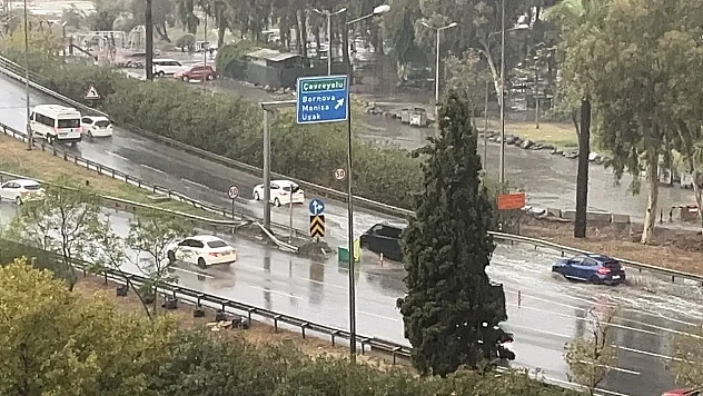 İzmir'de etkili sağanak: Yollar göle döndü