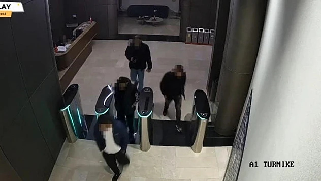 İzmir'de Sahte Polis Dehşeti: 100 Bin Euro ve 67 Bin TL Gasp Edildi