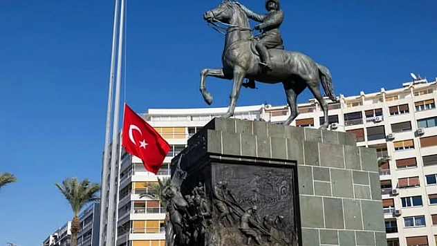 İzmir'de şehitler için bayraklar yarıya indirildi