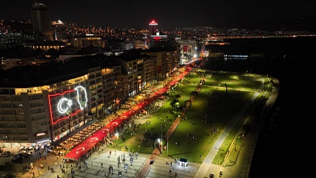 İzmir'de sessiz fener alayı: Şehitlere Saygı, Kurtuluşa Minnet