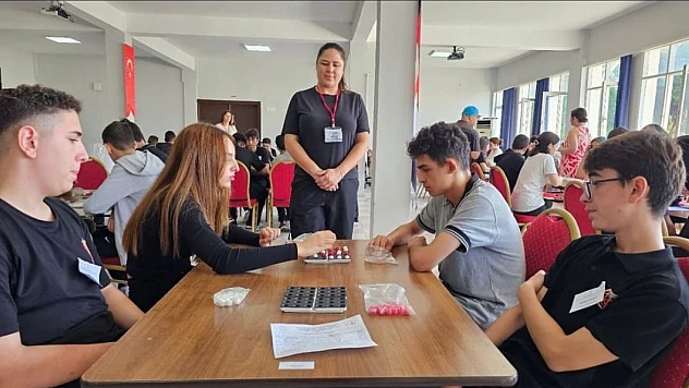 İzmir Kız Lisesi Öğrencileri Akıl ve Zekâ Oyunlarında Büyük Başarı Elde Etti