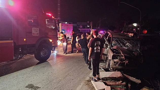 kamyonet ile otomobil foça'da çarpıştı: 2'si ağır 7 yaralı