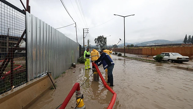 Karaburun, Çeşme ve Foça'da yağış etkili oldu: İzmir Büyükşehir Belediyesi ekipleri seferber