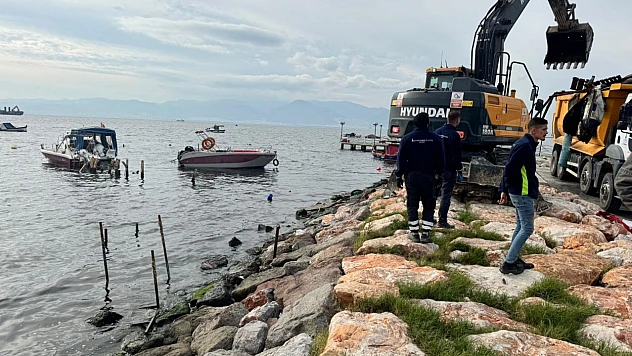 Karşıyaka sahilindeki kaçak iskelelerin yıkımına başlandı