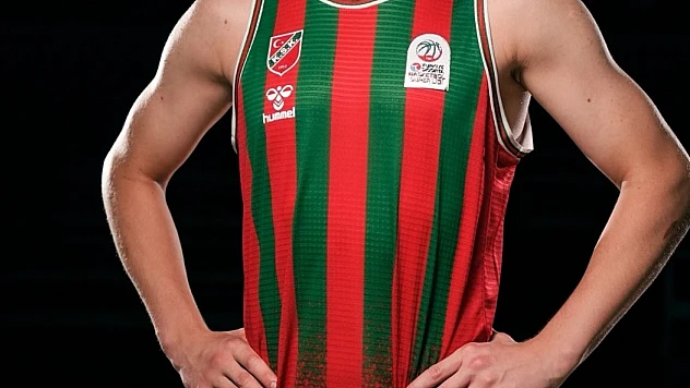 Karşıyaka yeni sezon formalarını fanıttı