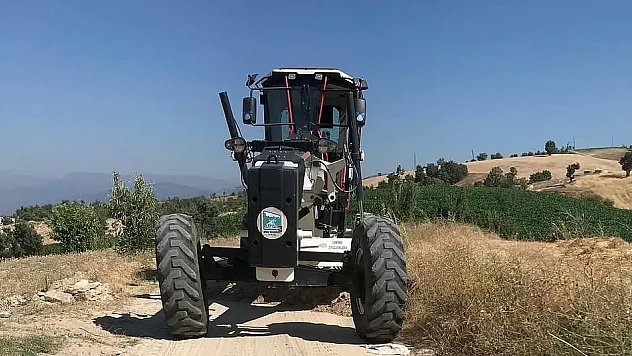 Kiraz Belediyesi, Taşlıyatak Mahallesi'nde kırsal yollarda çalışmalarına devam Ediyor