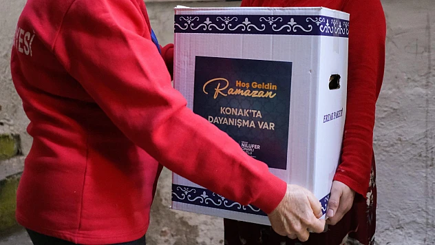 Konak Belediyesi, ihtiyaç sahiplerine gıda kolisi dağıtıyor