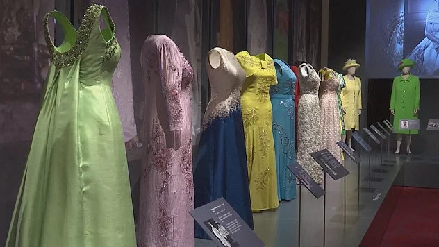 Kraliçe II. Elizabeth'in 200 Kıyafetiyle Moda Mirası Sergisi 'Her Life in Style' ile Buckingham Sarayı'nda sergileniyor