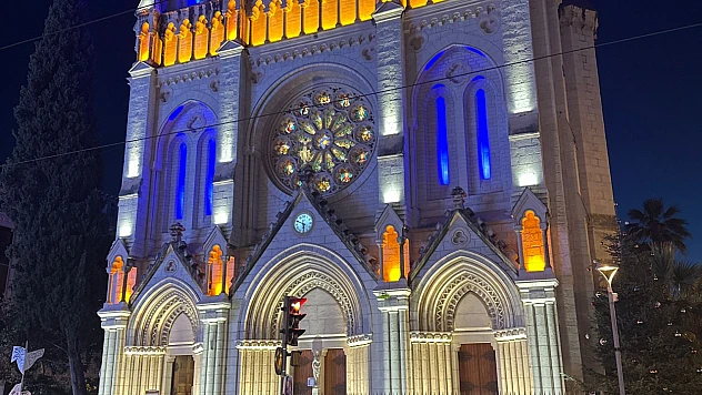 Mavi ve altın ışıklar altında Nİce'nin  simgesi: Sainte-Reparate Katedrali