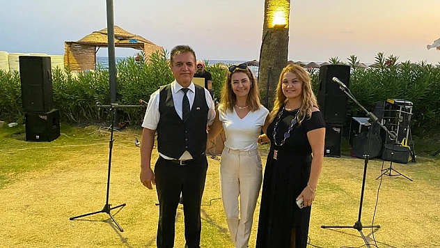 Menderes'in sanatçı muhtarı Bahar Bilecen her Cuma sahne alıyor
