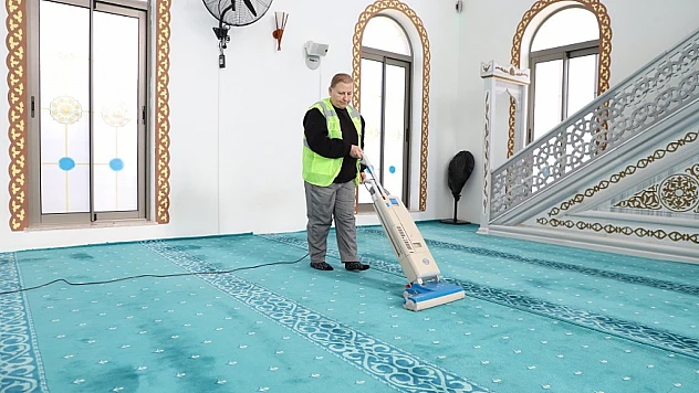 Menderes'te camiler Ramazan öncesi temizleniyor