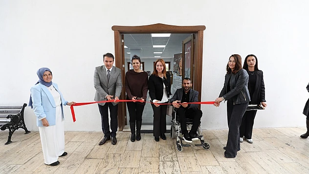 Menderes'te otizmli ressam Tuğcan Çobanoğlu'nun resim sergisi açıldı