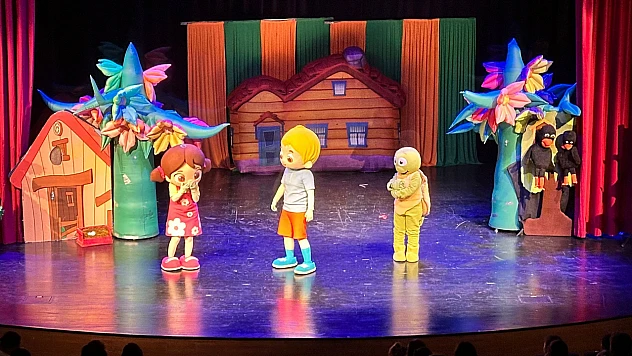 Niloya ve Arkadaşları İzmir'de 'Sürpriz Yumurta' müzikalinin gizemini çözüyor