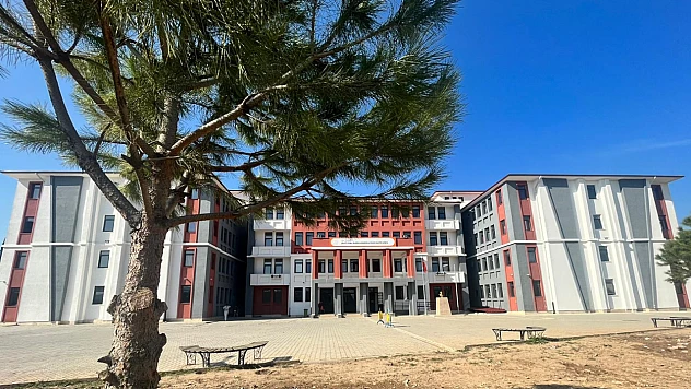 Öğrenciler, Okul Gazetesinde Okullarını Tanıttı