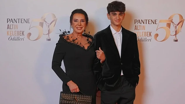Perihan Savaş, Ödül Törenine Torunuyla Katıldı