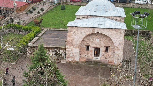 Saruhanbey Türbesi'nin kapısına saldırı