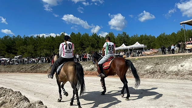 Savaştepe'de tarihi gün: Geleneksel zafer koşusu ve at yarışları büyük coşkuyla tamamlandı
