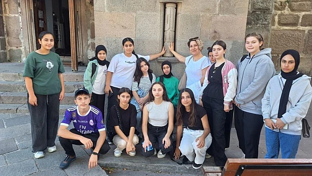 Tarihi Bergama Gezisi: Öğrenciler Tarihî Zenginlikleri Keşfetti