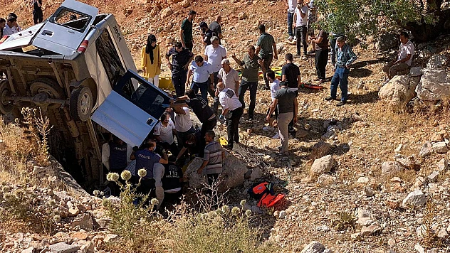Tarım işçilerini taşıyan minibüs uçuruma yuvarlandı: 3 ölü, 18 yaralıdan 4'ü ağır